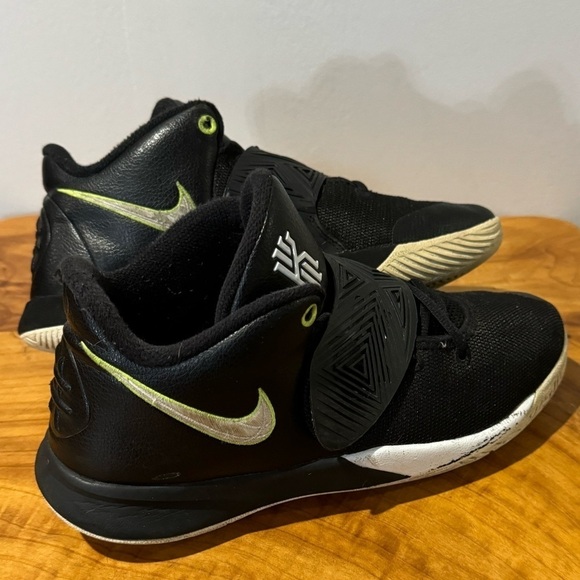 Nike Kyrie FlyTrap Sneakers Basketball Running Shoes Black Lace Up Youth Boy 7Y - Picture 3 of 8